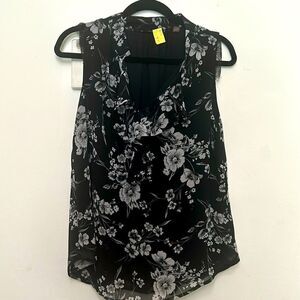 Tahari gorgeous blousr with lace details